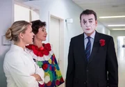 Merle (Anja Franke, M. mit Jelena Mitschke, l.) n&ouml;tigt Gunter (Hermann Toelcke, r.) zu einem gemeinsamen Clown-Auftritt vor kranken Kindern &ndash; der tats&auml;chlich ein voller Erfolg wird.
