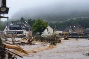 "Hochwasser extrem": In Altenahr erreichte der Pegel am 14. Juli einen Hochwasserstand von sch&auml;tzungsweise zehn Metern. Das Bild zeigt die Folgen am Tag danach und wurde von der damaligen B&uuml;rgermeisterin der Verbandsgemeinde Altenahr, Cornelia Weigand, aufgenommen.