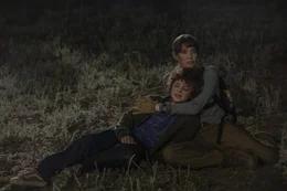 Hannah (Angelina Jolie) und Connor (Finn Little) suchen im Wald Schutz vor ihren Verfolgern.