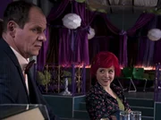 Opa Zech (Olaf Burmeister, li.) ist geschockt: Seine Enkelin (Anica R&ouml;hlinger, re.) rebelliert mit roten Haaren!