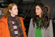 Laura (Chryssanthi Kavazi, r.) ger&auml;t beim Gespr&auml;ch mit Toni (Olivia Marei) massiv unter Druck.
