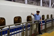 Der Aufsichtsbeamte gibt den Abfahrtsauftrag f&uuml;r einen Shinkansen.