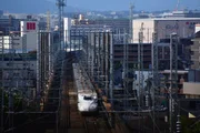 Die Trassen f&uuml;r die Shinkansen Hochgeschwindigkeitsstrecken ziehen sich die H&auml;userschluchten der Millionen Metropole Hakata/Fukuoka.