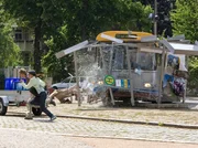 G&uuml;nther Schulze (Komparse) verliert die Kontrolle &uuml;ber seinen Bus. Er f&auml;hrt in die Bushaltestelle, an der eben noch Pia und Jonas Heilmann mit anderen Wartenden gestanden haben.