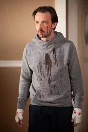 Adam (Lucas Gregorowicz) kommt ziemlich &uuml;bel zugerichtet in seinem Boxoutfit in die Praxis und behauptet, er w&auml;re beim Training von einem brutalen T&uuml;rken zusammengeschlagen worden.