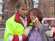 Dr. Martin Stein (Bernhard Bettermann) findet Pia Heilmann (Hendrikje Fitz) unter Schock am Unfallort.