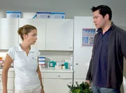 Philipp (Thomas Koch) macht Arzu (Arzu Bazman) klar, dass auch er es schwer hat in der Trauer um Stella. Als er rauschend den Raum verl&auml;sst, schaut Arzu ihm mit Tr&auml;nen in den Augen nach.