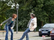 Roland Heilmann (Thomas R&uuml;hmann) f&auml;hrt mit Pia (Hendrikje Fitz) noch einmal zum Unfallort, vielleicht hilft das ihrem Ged&auml;chtnis auf die Spr&uuml;nge. Doch dort angekommen setzt er Pia so unter Druck, dass sie die Fassung verliert und ihn von sich schuppst. Ein heranfahrendes Auto kann gerade noch bremsen.