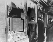 Kanzler Hitler plant die systematische Ausrottung der "j&uuml;dischen Rasse"; 1935 entstehen die N&uuml;rnberger Gesetze - auch als Rassengesetze oder Ariergesetze bezeichnet. Mit seiner Ideologie steckt er schon bald die Massen an. 1938 werden in der Reichspogromnacht &uuml;ber 1.000 Synagogen zerst&ouml;rt und hunderte Juden get&ouml;tet.