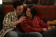Ted (Josh Radnor, l.) und Robin (Cobie Smulders, r.) beschlie&szlig;en ab sofort nicht mehr so zu tun, als w&auml;re das ihre erste Beziehung. Und dass man offen dar&uuml;ber reden kann, dass jeder der beiden bereits einige Freunde bzw. Freundinnen hatte. Was nicht ganz ohne Probleme verl&auml;uft ...