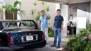 Sam (Bruce Campbell, l.) und Michael (Jeffrey Donovan) gelingt es, in ein schwerbewachtes Lagerhaus einzubrechen und einen Koffer mit "sensibler Elektronik" zu stehlen. Jedoch geraten sie auf dem R&uuml;ckweg unter starken Beschuss.