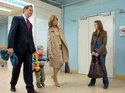 Laura Heller (Emily Behr, rechts) beobachtet Schwester Yvonne (Maren Gilzer) und ihren Freund Steffen Frahm (Moritz Lindbergh), wie sie mit ihrem Pflegekind Bruno (Jonas Woller) die Sachsenklinik verlassen. Laura erkennt in Bruno ihren Sohn, den sie in Pflege geben musste.