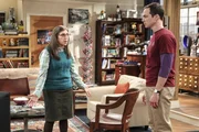 Sheldons (Jim Parsons, r.) "Experiment", f&uuml;nf Wochen mit seiner Freundin Amy (Mayim Bialik, l.) zusammen zu wohnen - inklusive in einem Bett schlafen -, scheint zu scheitern ...