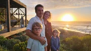 Ellen und ihr Mann Felipe mit zwei ihrer drei Kinder vor Ihrem Haus an der Küste von Matanzas. Ellen und ihr Mann Felipe mit zwei ihrer drei Kinder vor Ihrem Haus an der Küste von Matanzas.