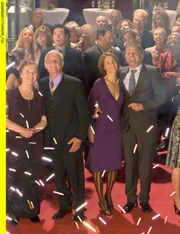 Roland Heilmann (Thomas R&uuml;hmann, rechts) und Pia (Hendrikje Fitz, 2. von rechts) feiern mit allen anderen Kollegen das 500-j&auml;hrige Jubil&auml;um der Sachsenklinik. Was Roland nicht wei&szlig; - Pia kann sich wieder erinnern, doch das soll eine &Uuml;berraschung werden.