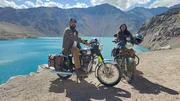 Harm kam 2019 geschäftlich das erste Mal nach Chile, später als Weltreisender auf seinem Motorrad. Hier traf er Bikerin Lyli, heute sind beide verheiratet. Am Stausee im Cajon de Maipo genießen sie die Berge der Anden. Harm kam 2019 geschäftlich das erste Mal nach Chile, später als Weltreisender auf seinem Motorrad. Hier traf er Bikerin Lyli, heute sind beide verheiratet. Am Stausee im Cajon de Maipo genießen sie die Berge der Anden.