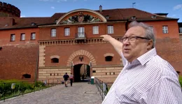 Der Filmkritiker Knut Elstermann begibt sich an die Berliner Drehorte von legend&auml;ren und auch weniger bekannten DEFA-Filmen. Dort trifft er Stars wie Winfried Glatzeder, Annekathrin B&uuml;rger oder Jaecki Schwarz, Regisseure wie Peter Kahane und Winfried Junge. Filmleute berichten von den Dreharbeiten, den besonderen Umst&auml;nden und ihr ganz pers&ouml;nliches Verh&auml;ltnis zu den Drehorten. - Jaecki Schwarz vor der Zitadelle Spandau