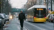 Nachtleben, kulturelle Vielfalt, Toleranz und Freiheit: Berlin ist seit Jahren ein Magnet &ndash; gerade f&uuml;r junge Menschen. Die f&uuml;nfteilige Doku-Serie begleitet sechs von ihnen beim Schritt in die Hauptstadt. Sie sind neu in Berlin - und tr&auml;umen vom Durchbruch als Comedienne oder Fashion-Fotograf - oder davon als queeres Paar nicht mehr verfolgt zu werden.  Doch die raue Gro&szlig;stadt, der Berliner Winter und die Ver&auml;nderungen in ihrem Leben stellen die Neu-Berlinerinnen und Berliner vor gro&szlig;e Herausforderungen. Werden Sie in Berlin Anschluss finden, neue Leute kennenlernen, ihren Traum leben? Eine Doku-Serie &uuml;ber Berlin und seine Ecken und Kanten. - Stephano Zampieri unterwegs in Berlin.