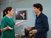 Auch Dr. Elena Eichhorn (Cheryl Shepard) kann Freddy (Luca Zamperoni) nicht lange hinhalten und erlaubt ihm, bei der Geburt dabei zu sein.