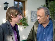 Als Christian Hinze (Timo R&uuml;ggeberg, links) wieder bei Prof. Simoni (Dieter Bellmann) auftaucht, k&ouml;nnen sie ihn aus seiner Verzweiflung befreien. Christian ist dankbar, elterliche Freunde gefunden zu haben.
