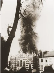 Synagoge brennt in Opava, Tschechoslowakei