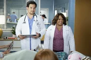 &Uuml;berbringen gute Neuigkeiten: Giacomo Gianniotti als Dr. Andrew DeLuca, Chandra Wilson als Dr. Miranda Bailey.