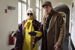 Lilo Maertens (Christiane H&ouml;rbiger) braucht die Hilfe ihres Sohnes Ruben (Sebastian Bezzel).
