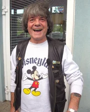 Der 63-jährige Alfred und seine Frau haben alles, was man sich nur vorstellen kann zum Thema Micky Maus gesammelt. Der 63-jährige Alfred und seine Frau haben alles, was man sich nur vorstellen kann zum Thema Micky Maus gesammelt.
