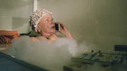 Nur keine Zeit verschwenden: Christel (Ursula Werner) absolviert die Warnanrufe sogar beim Baden.