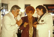 Dr. Sigi Gelber (Armin Rohde, r) verteilt Pillen an den Wirt Paolo Rossini (Mario Adorf) und die Journalistin Charlotte Sanders (Hannelore Hoger).