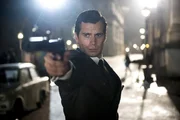 Als ein Waffen-Wissenschaftler verschwindet, wird der CIA-Agent Napoleon Solo (Henry Cavill) nach Ost-Berlin entsandt, um dort zusammen mit dessen Tochter den m&ouml;glichen Atombombenbauer zu finden und zur&uuml;ckzuholen ...