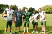 "pur+" - Moderator Eric Mayer mit Spielern und Trainer der Cologne Crocodiles.