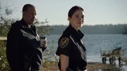 Polizistin Meredith Hernandez (Sara Lane) und Sheriff Lewis Galloway (Lance E. Nichols).