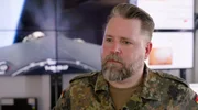 Oberst Manderfeld vom Weltraumkommando ist um Europas Sicherheit im All besorgt. Oberst Manderfeld vom Weltraumkommando ist um Europas Sicherheit im All besorgt.