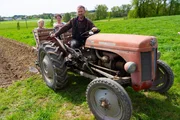 Bauernfamilie Doppler bei der Erd&auml;pfel-Aussaat mit einer Maschine aus den 1960er Jahren.