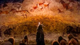 Vor ca. vierzigtausend Jahren beginnt der Homo sapiens mit etwas, was nicht dem unmittelbaren &uuml;berleben dient: Kunst.