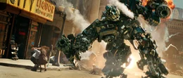 Transformer sind f&uuml;hlende, denkende Maschinenwesen, die sich als Autos, Panzer oder Flugzeuge tarnen k&ouml;nnen. Auf der Suche nach dem Energon Cube, dem Schl&uuml;ssel zur Alleinherrschaft, fallen die grausamen Transformer &uuml;ber die Erde her ...