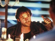 Der Lyriker Bodo Kriegnitz (Jan Josef Liefers) im erregten Gespr&auml;ch mit dem Filmproduzenten Oskar Reiter (Heiner Lauterbach).