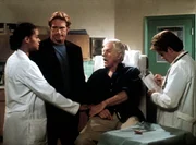 Amanda (Victoria Rowell, l.), Steve (Barry Van Dyke, 2.v.l.) und Jesse (Charlie Schlatter, r.) machen sich große Sorgen um Mark (Dick Van Dyke), der bei einem Bombenanschlag eine schwere Gehirnerschütterung bekommen hat. Amanda (Victoria Rowell, l.), Steve (Barry Van Dyke, 2.v.l.) und Jesse (Charlie Schlatter, r.) machen sich große Sorgen um Mark (Dick Van Dyke), der bei einem Bombenanschlag eine schwere Gehirnerschütterung bekommen hat.