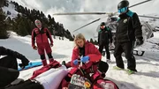 &Auml;rztin Dr. Susanne Wally versorgt die Patientin am Zwischenlandeplatz, dahinter der Helicopter Martin 7 und die Pistenretter aus Mayrhofen.