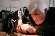 Mario Adorf an der N&auml;hmaschine.