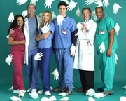 (v.li.): Carla Espinosa (Judy Reyes), Dr. Perry Cox (John C. McGinley), Elliott Reid (Sarah Chalke), John 'J.D.' Dorian (Zach Braff), Dr. Bob Kelso (Ken Jenkins), Chris Turk (Donald Faison).