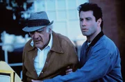 James (John Travolta, r.) k&uuml;mmert sich nicht nur liebevoll um Mikey, sondern auch um seinen Gro&szlig;vater (Abe Vigoda, l.) ...