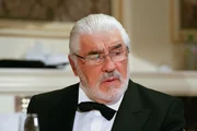Mario Adorf (Prof. Martin Burian).