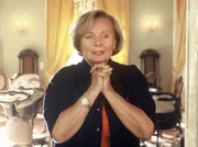 Hilde (Ruth Maria Kubitschek) w&uuml;nscht sich nichts so sehr wie die Hochzeit ihrer drei T&ouml;chter.