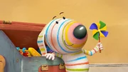 Dylan hat ein kleines Windrad aus seiner Spielkiste gefischt. Es sieht aus wie eine Blume und bringt ihn auf die Idee für das heutige Spiel als Florist. Dylan hat ein kleines Windrad aus seiner Spielkiste gefischt. Es sieht aus wie eine Blume und bringt ihn auf die Idee für das heutige Spiel als Florist.