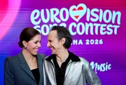 Das Moderationsduo f&uuml;r den 70. Eurovision Song Contest, Victoria Swarovski (l.) und Michael Ostrowski, stehen bei einer Pressekonferenz vor dem Logo der Veranstaltung in Wien.