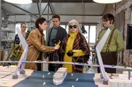 Lilo (Christiane H&ouml;rbiger, Mitte) ist nach einer Augen-OP vor&uuml;bergehend auf Hilfe angewiesen. Ihre Chefredakteurin Angela (Jasmin Gerat, 2. v. li.) bringt sie deshalb zu ihrem Sohn Ruben (Sebastian Bezzel) in sein Ingenieurb&uuml;ro und platzt in eine Besprechung mit seiner Kollegin Amanda (Katja Danowski,  li.) und Tobi (Frithjof Gawenda, re.).