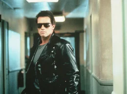 Der Terminator (Arnold Schwarzenegger) ist hinter Sarah Connor her, um sie zu t^ten..