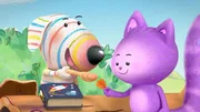 Dylan (links) spielt einen Bibliotheksmitarbeiter. Mit einem Holzstab tut er spielerisch so, als w&uuml;rde er die B&uuml;chereikarte seiner Freundin Daisy (rechts) scannen.